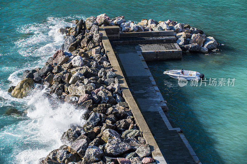 意大利，马纳罗拉市，Cinque Terre，海浪拍打着防波堤